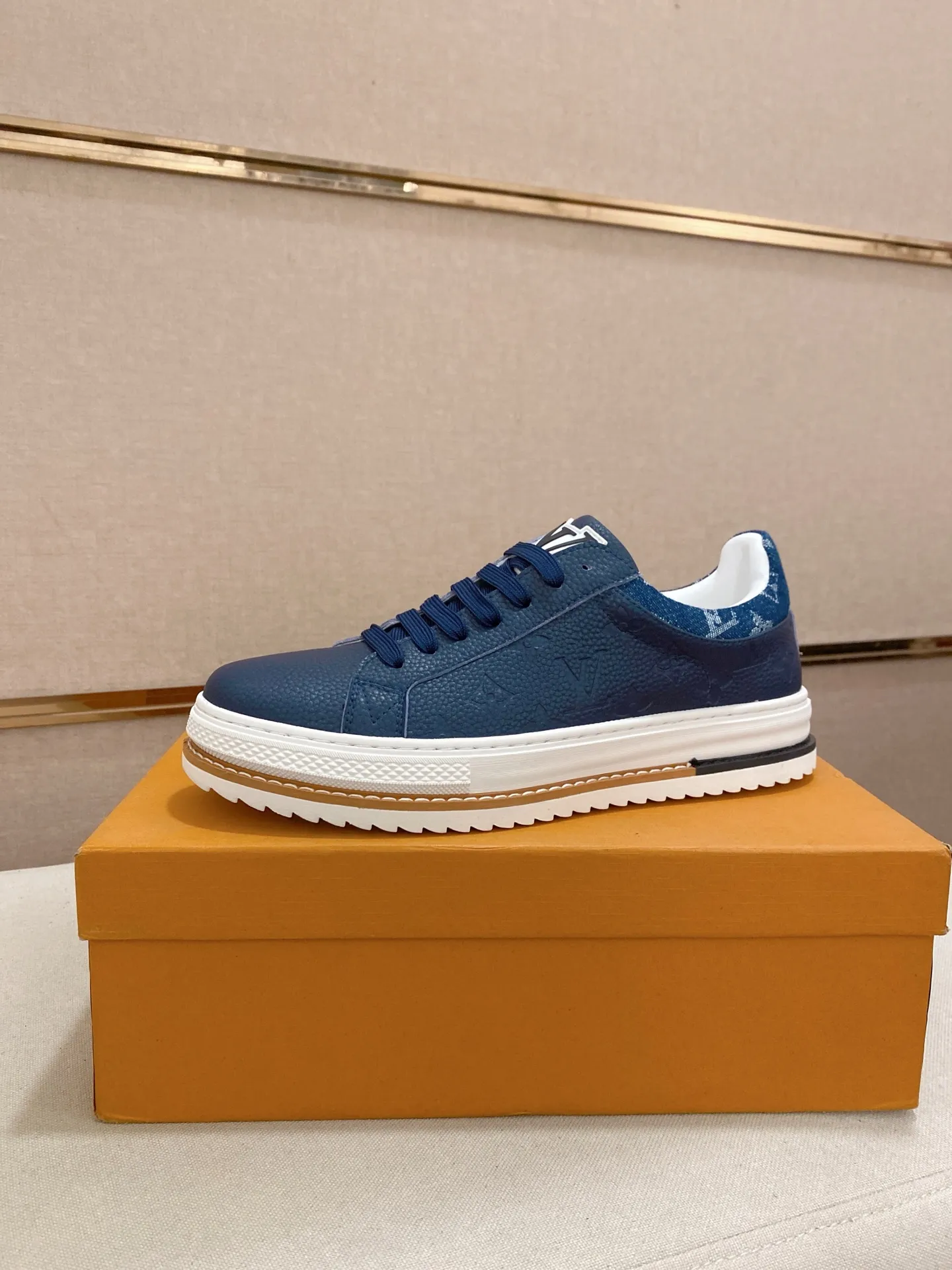 Men's shoes💰 420💰louis vuitton (Louis Vuitton/lv)🔍🔍The new counters are on sale at the same time. The uppers are imported from Italy. ⃣️Re-engraved🇮🇹💪💪, ⚠Sole: The original sole is specially provided by the original factory, the exclusive movable molded sole is super comfortable, ⚠Original and single goods 🔍high quality, you can enter and leave the counter at will, welcome to compare⚠. Code number: 38-44 (45/customized, non-refundable)